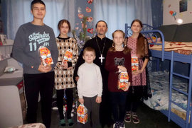 фото Багатодітні родини священнослужителів Білопільщини отримали різдвяні подарунки