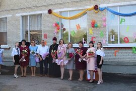 фото Боромлянських випускників, школярів та вчителів привітав священник