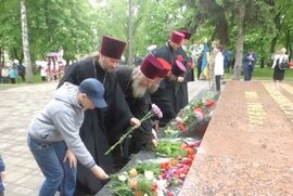 фото Духовенство храмів м. Білопілля поклали квіти до Меморіалу Слави