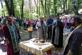 фото На Великописарівщині звершили соборне богослужіння на святому джерелі