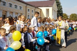 фото В урочистостях Першого дзвоника взяв участь благочинний Тростянецького церковного округу