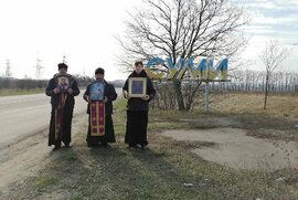 фото Священнослужителі Петропавлівського храму здійснили автомобільну хресну ходу