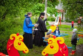 фото У Пантелеймонівському храмі м. Суми відкрито дитячий ігровий майданчик