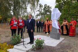 фото У Старому Селі встановили пам’ятний знак козакам-захисникам форпосту