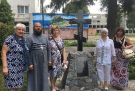 фото Молебень на місці зруйнованого Петропавлівського храму в Охтирці