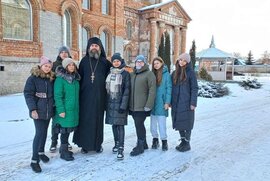 фото Лідери учнівського самоврядування Миропільського НВК завітали до Миколаївського архієрейського монастирського подвір’я