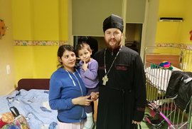 фото Священник завітав до маленьких пацієнтів онкогематологічного відділення Сумської обласної лікарні