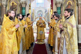 фото Архіпастир очолив богослужіння на день Святителя Миколая Чудотворця