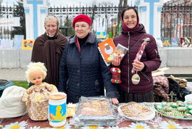 фото Благодійний ярмарок розгорнули на подвір'ї собору