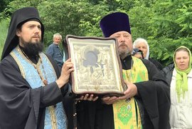 фото Охтирську чудотворну ікону принесено до Свято-Троїцького монастиря