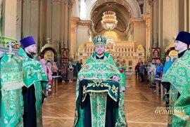 фото Громада Троїцького собору відзначила престольне свято архієрейським богослужінням