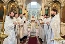 фото У Неділю жон-мироносиць митрополит Євлогій звершив Літургію у кафедральному соборі