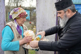 фото У селі Зелений Гай священник Сумської єпархії доставляє великодні дари жителям під обстрілами