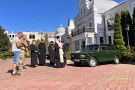 фото Митрополит Євлогій передав автомобіль воїнам, які боронять Сумський напрямок
