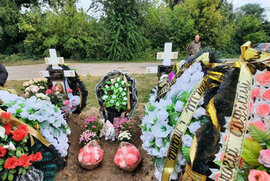 фото На 40-й день відслужено панахиду на могилі загиблих сестер Софії та Емілії Дворніченко